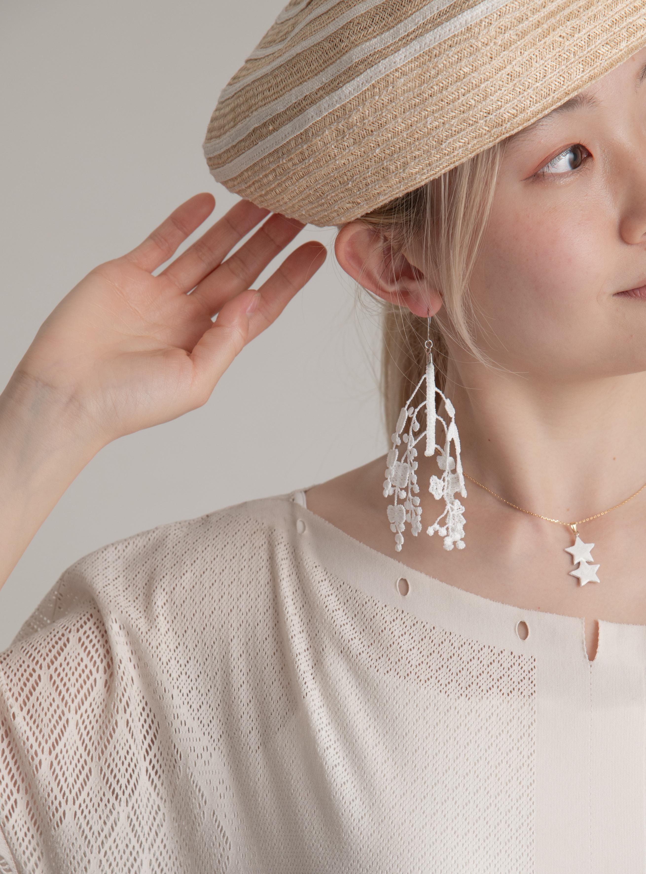 【限定1個】レースプランツピアス・イヤリング白(葉の雫003-PAS)葉の雫シリーズ1枚目の画像